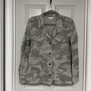 Maurice’s Size 0 Gray Camo Light Weight Button Front Jacket